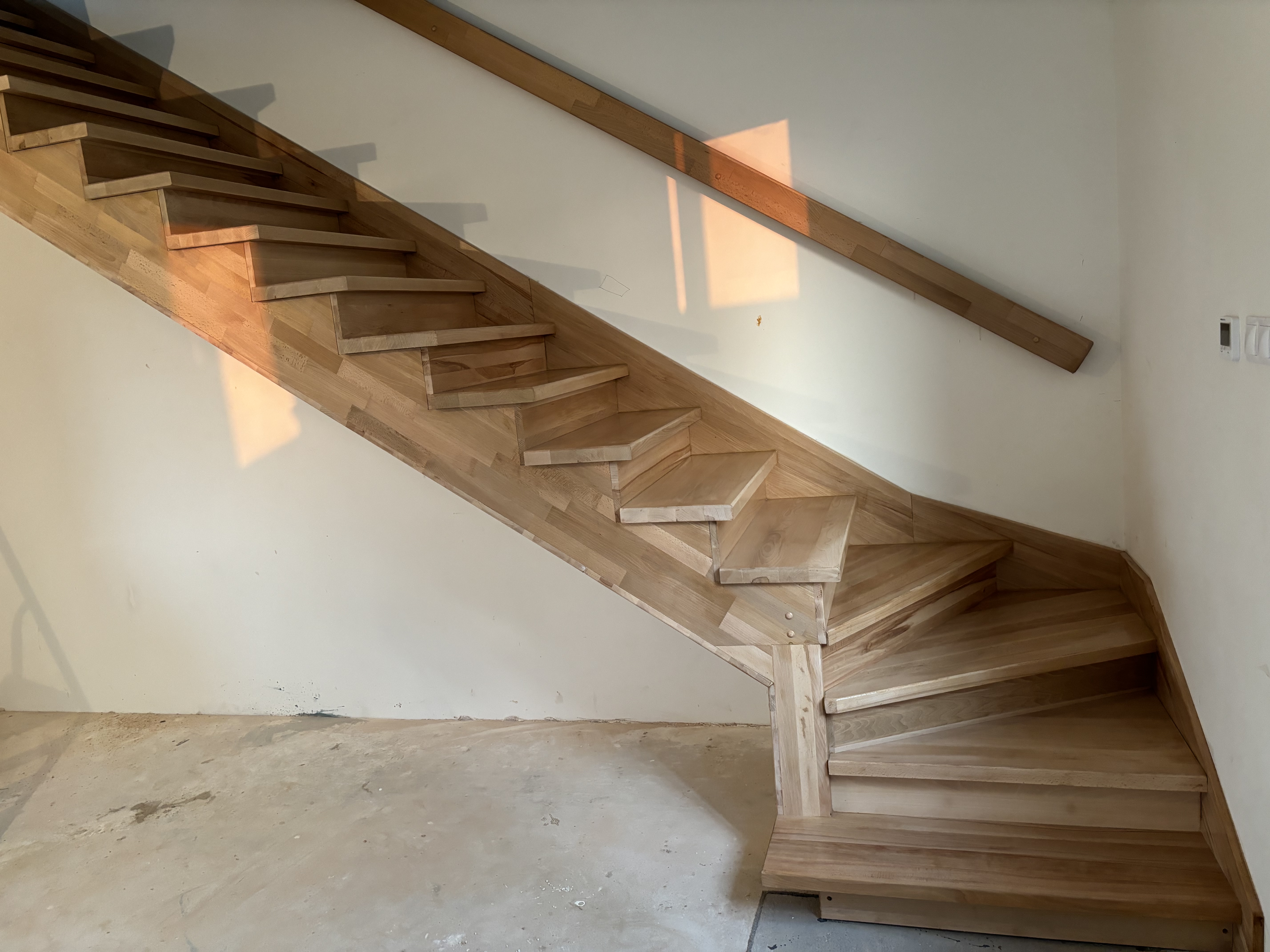 Montáž dubového schodiště 